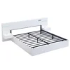 Voodi USB-pordiga ja LED-valgustusega 160x200 valge | E-pood Tootemaailm Valge kaheinimesevoodi kõlaritega ja LED valgustusega, mõõtmetega 180x200, metallist raamiga ja minimalistliku disainiga ruumis.