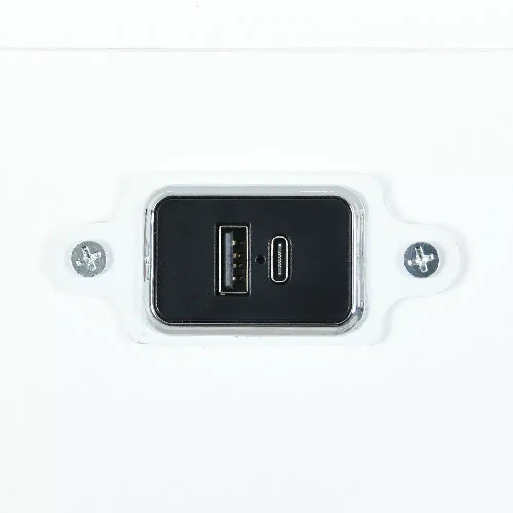 Kaheinimesevoodi 180x200 koos integreeritud USB ja USB-C laadimisportidega mustal pinnal, hõbedased kinnitusdetailid valgel taustal.