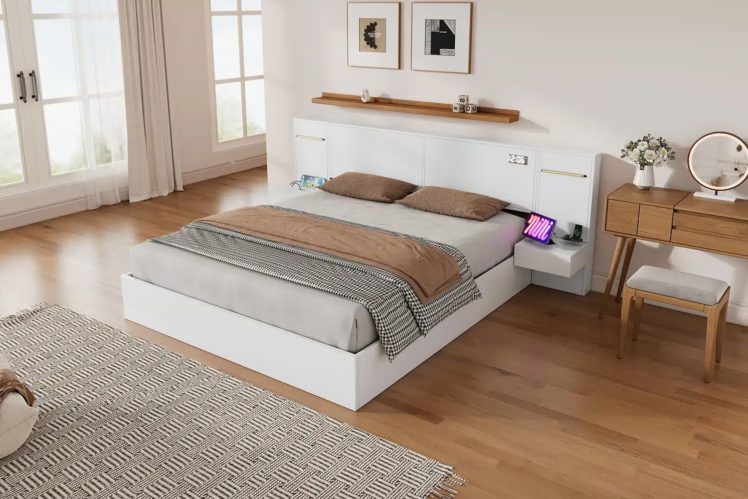 Kaheinimesevoodi kõlarite, öökappide ja LED valgustusega 180x200, elegantse valge puitraamiga, asetatud helgesse magamistoa interjööri koos stiilse tööpinna ja peegliga taustal.