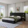 Kvaliteetne voodi LED valgustite ja panipaigaga | E-pood Tootemaailm Stiilne ja moodne kvaliteetne voodi LED valgustite ja panipaigaga, musta värvi raamiga ning pehme voodikattega, elegantsete akendega magamistoa taustal.
