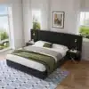Kvaliteetne voodi LED valgustite ja panipaigaga | E-pood Tootemaailm Kaasaegne kvaliteetne voodi LED valgustite ja panipaigaga, elegantse musta peatsiga heledas magamistoas, roheline pleed voodi peal ja aknast avanev vaade.