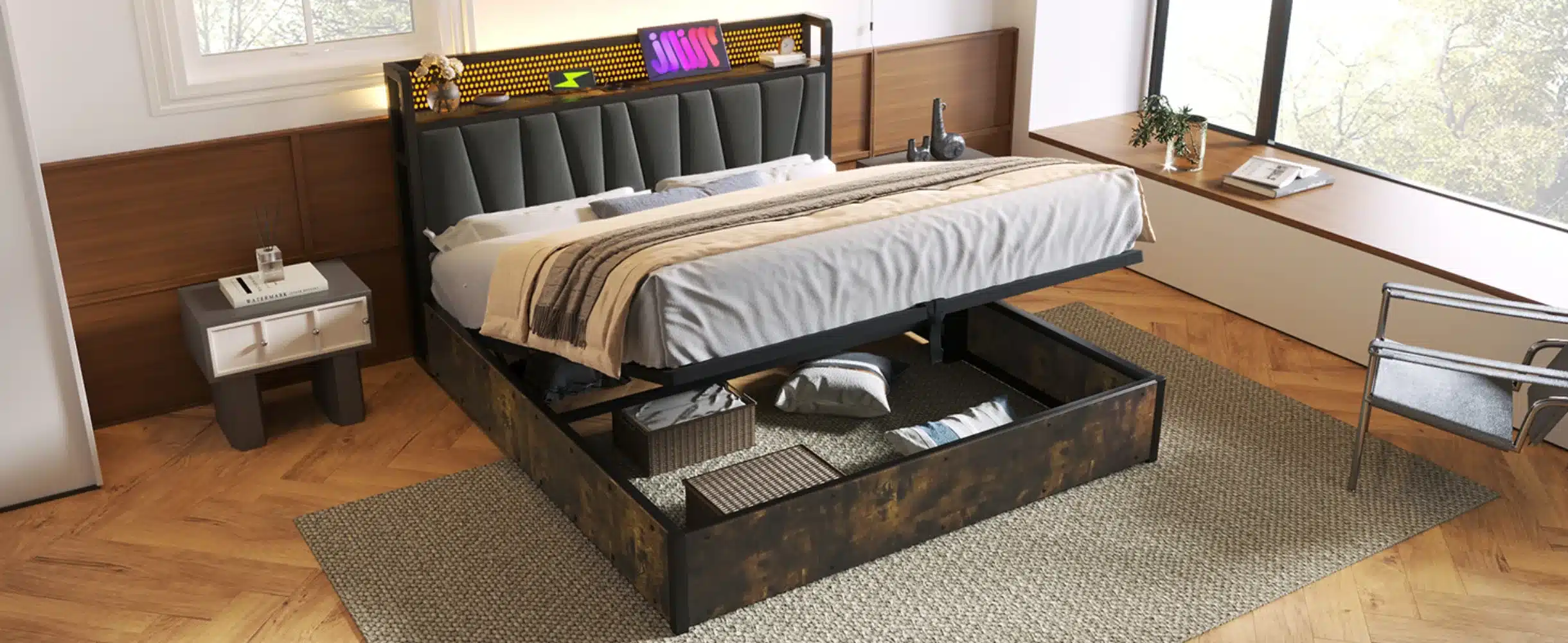Hall pesukastiga voodi LED-valgustuse ja USB-laadijaga, mõõtmetega 160x200, modernses magamistoas. Voodi on tõstetud asendis, näidates ruumikat pesukasti, mis sobib suurepäraselt esemete hoiustamiseks. Taustal on suur aken ja parkettpõrand, mis lisab ruumile avarust.