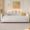 Polsterdatud lahtikäiv voodi LED-valgustusega 90x200 cm | E-pood Tootemaailm Stiilne polsterdatud lahtikäiv voodi LED-valgustusega 90x200 cm, millel on elegantne kreemjas värvitoon ja kaunid kaardus seljatoepaneelid, asetatud modernse interjööriga ruumi heledale vaibale.