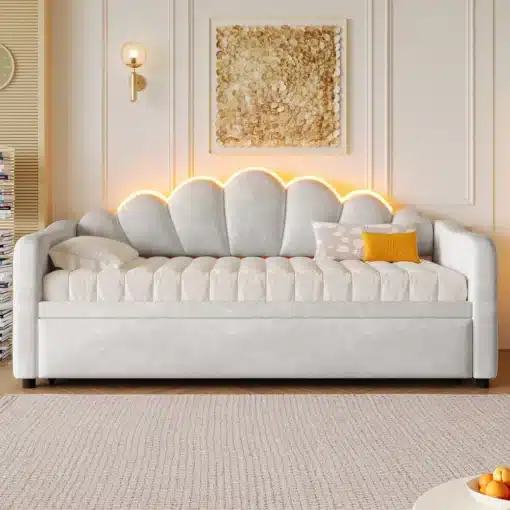 Polsterdatud lahtikäiv voodi LED-valgustusega 90x200 cm | E-pood Tootemaailm Stiilne polsterdatud lahtikäiv voodi LED-valgustusega 90x200 cm, millel on elegantne kreemjas värvitoon ja kaunid kaardus seljatoepaneelid, asetatud modernse interjööriga ruumi heledale vaibale.