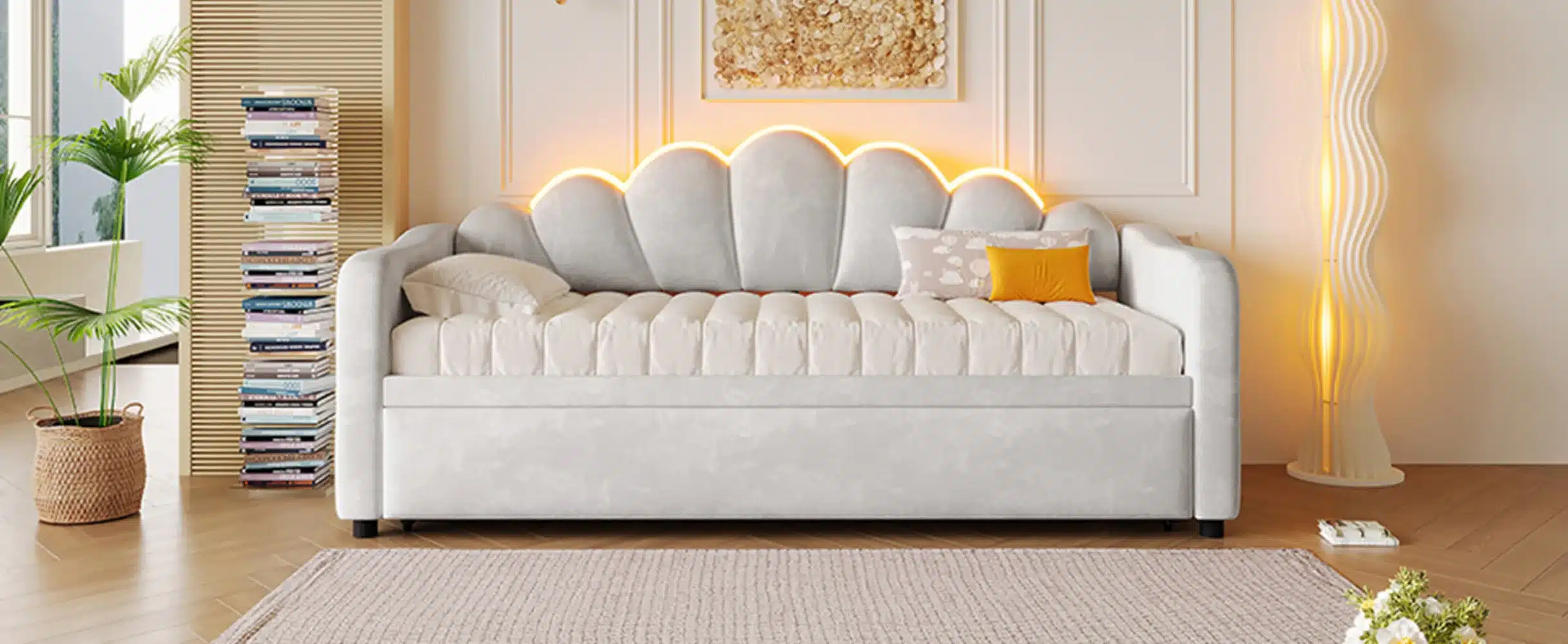 Polsterdatud voodi LED-valgustusega, lahtikäiv funktsioon, suurus 90x200 cm, helehall kangas. Taustal elegantne ruumikujundus, raamatud virnas ja dekoratiivne valguslamp nurga lähedal.