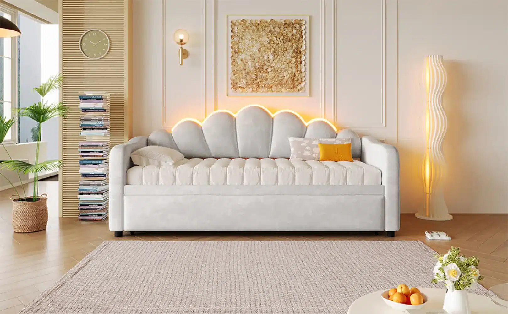 Elegantne polsterdatud lahtikäiv voodi LED-valgustusega 90x200 cm, valges toonis, asetatud kaasaegsesse päevatuppa, taustal dekoratiivne sein ja kombineeritud lampidega.