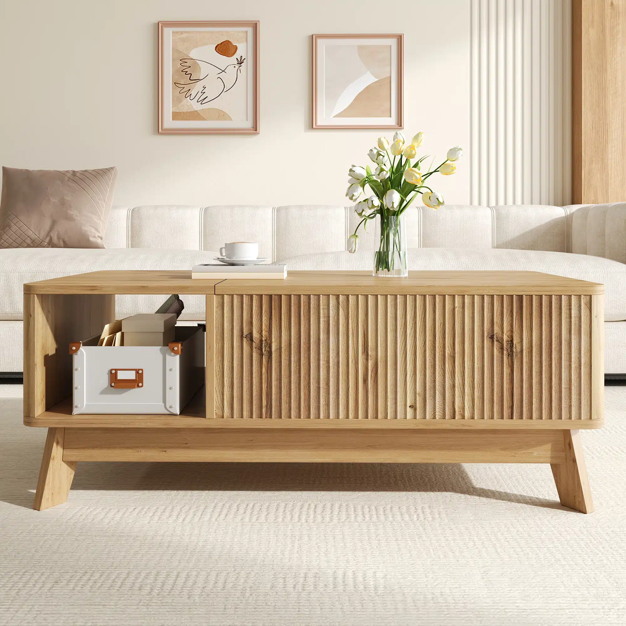 Diivanilaud tõstetava lauaplaadi ja avatud riiuliga MDF, naturaalses puidus viimistlus, asetatud heledale vaibale. Elegantse sooja interjööriga elutoas, seinal kaks kunstitrükki ja diivan linane. Dekoratiivne lillevaas lauaplaadil rõhutab disaini ja stiilsust.