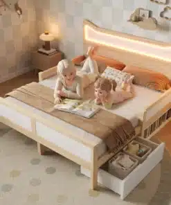 Lastevoodi kassikõrvadega, LED-valgus ja sahtliga 140x200 sisaldab naturaalset puitu, minimalistlikku disaini ja kaasaegset LED-valgustust. Voodi pakub lisaruumiga sahtlit mänguasjade paigutamiseks. Taustal on rahuliku mustriga tapeet ning toas on pehme valgustus.