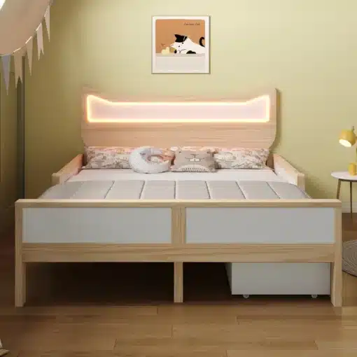 Lastevoodi kassikõrvadega, LED-valgus ja sahtliga 140x200 | E-pood Tootemaailm Lastevoodi kassikõrvadega, LED-valgus ja sahtliga 140x200, hele puit raamistik pehme halli madratsiga, taustaks roheline sein ja kassi pilt.