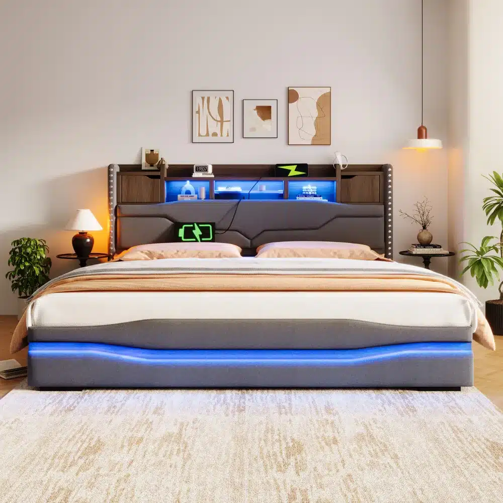 Elegantne polsterdatud voodi panipaigaga, mõõtmetega 180x200 cm, mida täiustavad integreeritud LED-valgustid ja USB-C pesad, soojas ja kaasaegses magamistoa interjööris heleda vaiba taustal.