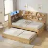 Naturaalsest puidust lastetoa voodi LED-valgustus, riiulid, usb | E-pood Tootemaailm Naturaalsest puidust lastetoa voodi koos LED-valgustuse, riiulite ja USB-pesadega. Voodi on helepruun, asetseb heledal põrandal ja ümbritsetud õrnalt kaunistatud seintega, luues rahu ja mugavust.