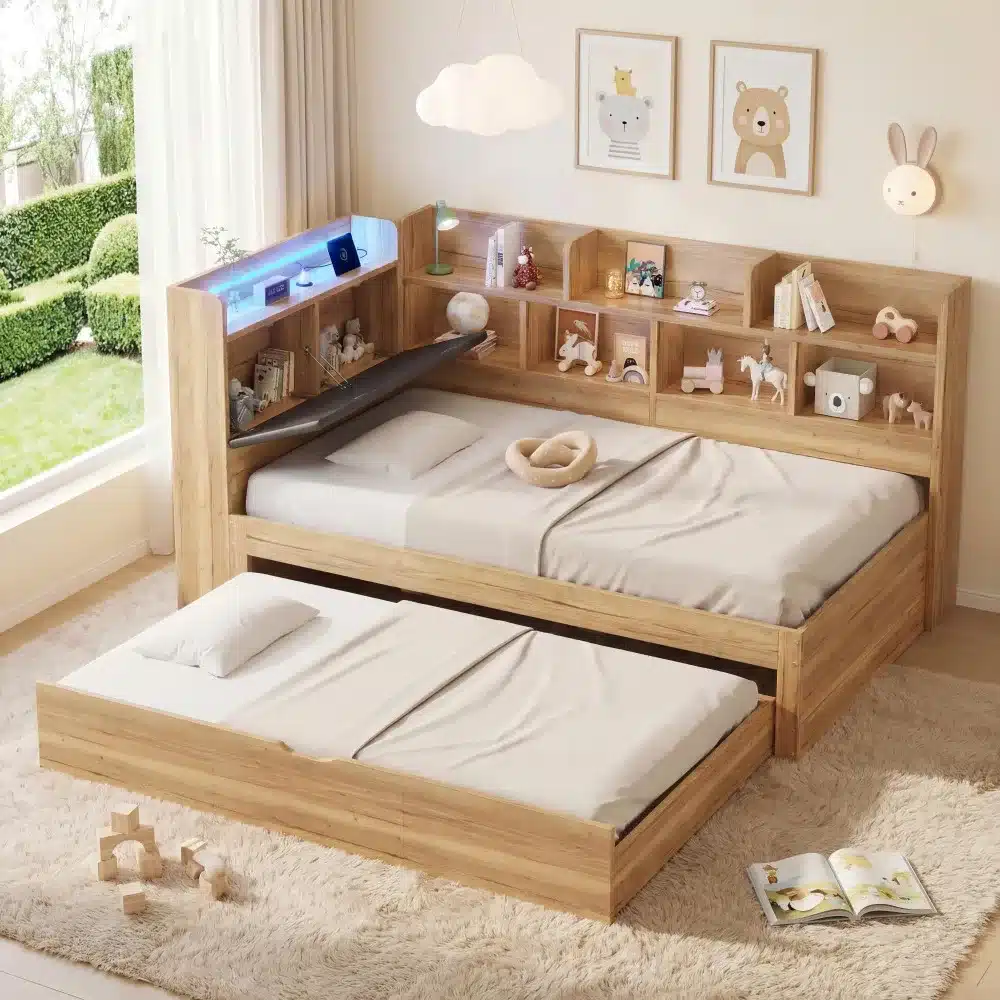 Naturaalsest puidust lastetoa voodi integreeritud LED-valgustuse, riiulite ja USB-pesaga, valgusküllases ruumis pehme vaiba peal. Voodil on pehmed, heledates toonides voodipesu ning puidust mänguasju ja raamatuid riiulitel.