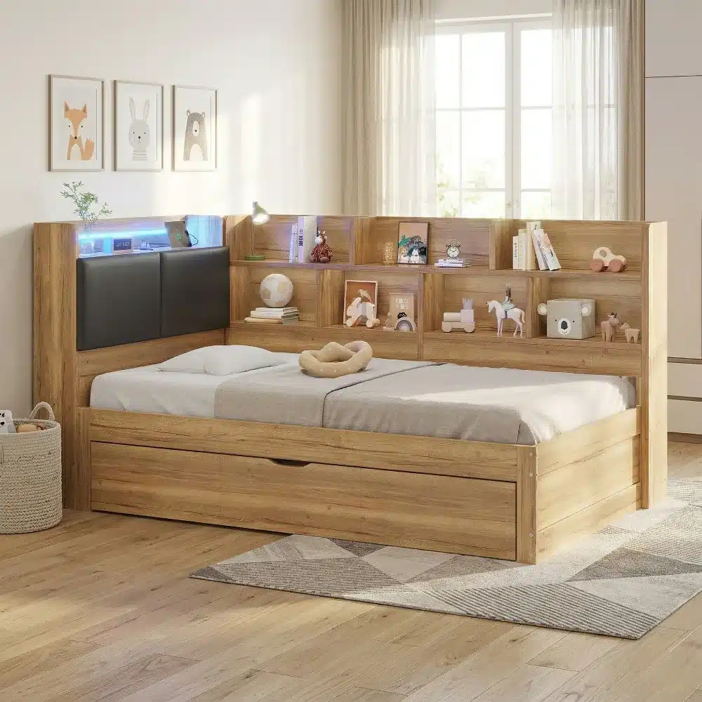 Naturaalsest puidust lastetoa voodi koos LED-valgustuse, sisseehitatud riiulite ja USB ühendusvõimalusega. Voodi asub valgusküllases toas, tumedad padjad voodipeatsil pakuvad mugavust. Taustal hele kardin ja kaunistused riiulitel lisavad hubasust.