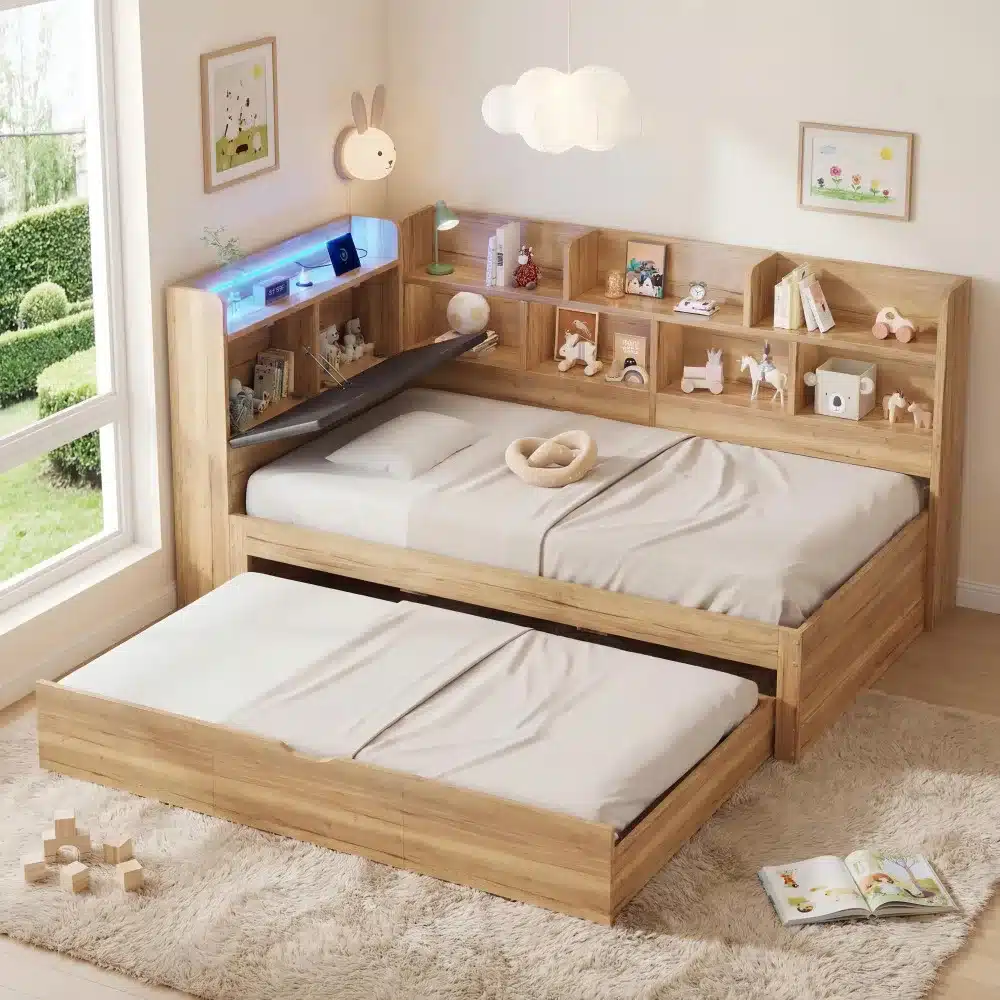 Naturaalsest puidust lastetoa voodi koos LED-valgustuse, mitme riiuli ja USB-pesadega, mis paikneb valgusküllases toas pehmel vaibal.