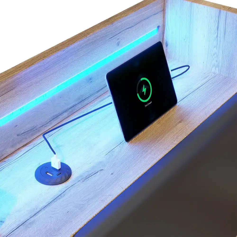 Naturaalsest puidust lastetoa voodi tagasein LED-valgustusega ja sisseehitatud USB-laadimisalus, taustal rahustav sinine valgus.