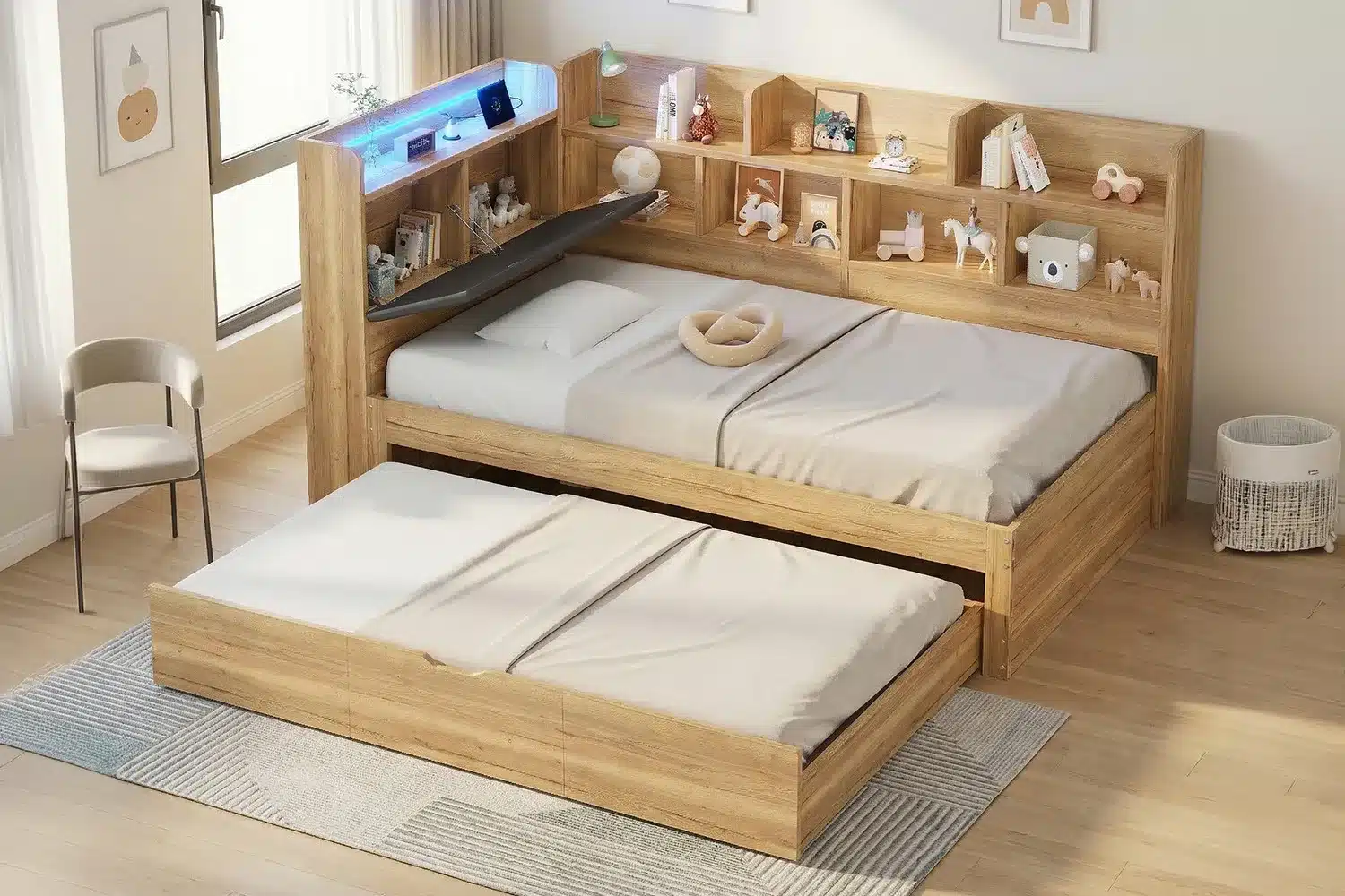 Naturaalsest puidust lastetoa voodi LED-valgustusega, riiulitega ja USB-pesadega. Pruun puitvoodi koos kahe madratsiga, ülemisel tasemel riiulid mänguasjade ja raamatute jaoks; all voodipesa, heledates toonides lastetoas.