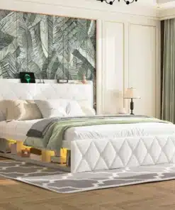Elegantne panipaigaga voodi suuruses 140x200, millel on kuus avarat sahtlit. Voodi on kaunistatud peene valge kattega ja sellel on integreeritud LED-valgustid ning USB laadimisvõimalus, luues samal ajal kaasaegse ja funktsionaalse magamistoa atmosfääri. Selle taustal on lehemustriline tapeet ja ruumi valgustavad kõrged aknad.