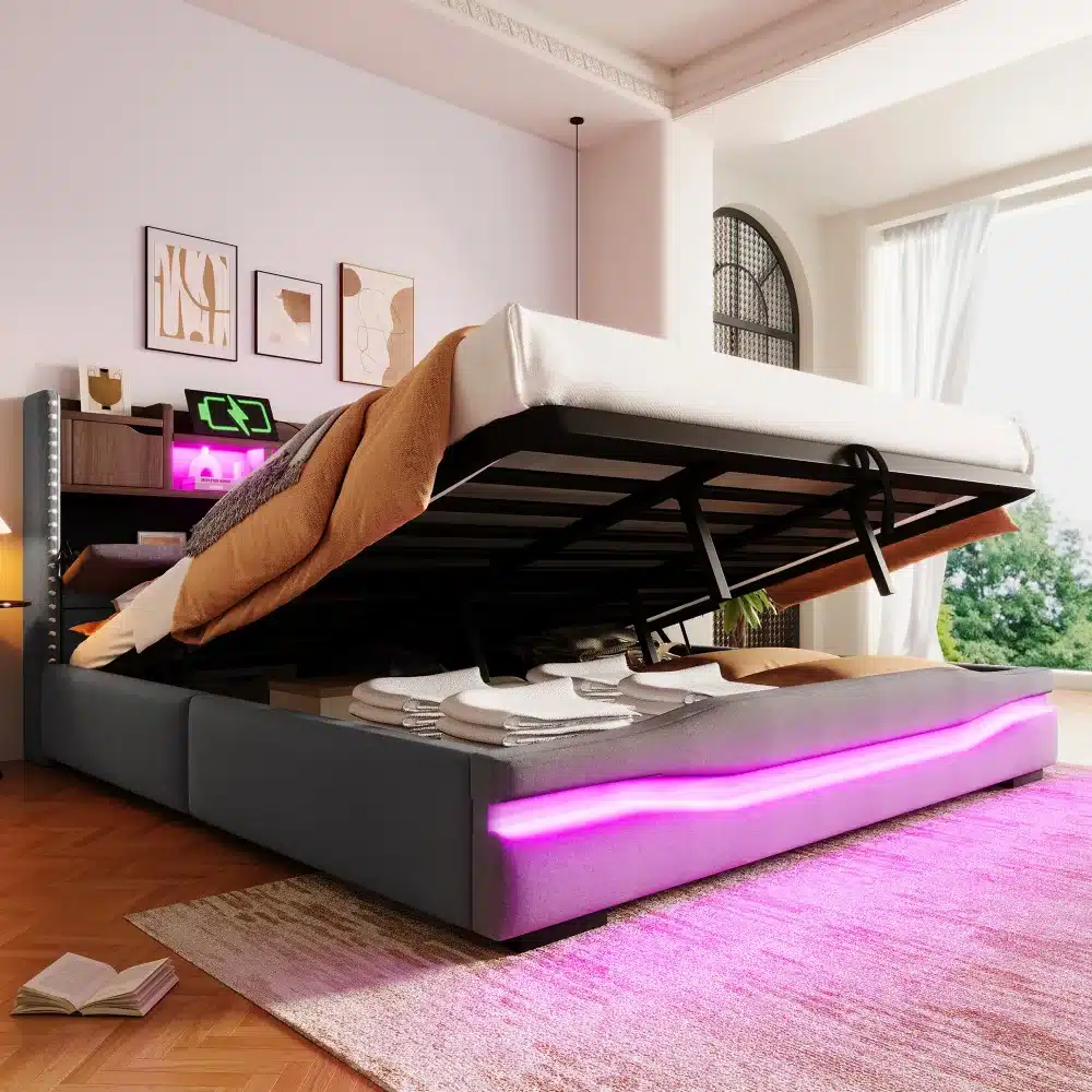 Stiilne polsterdatud voodi panipaigaga 180x200 LED ja USB-C, halli värvi, tõstetud madratsiga, tuppa valguse lisavad LED-tuled ja ruumilaienduseks avatud panipaik, elegantse seinaga taustal.