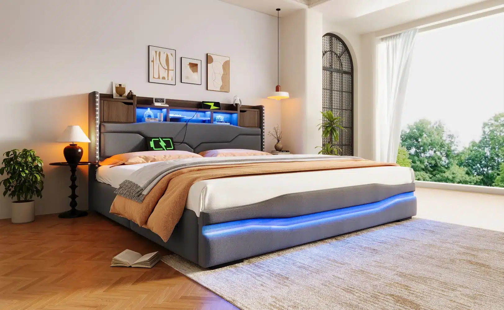 Stiilne polsterdatud voodi panipaigaga 180x200 LED ja USB-C valgusega allosas ning kaasaegne magamistuba, kus on suured aknad ning neutraalsetes toonides dekoratsioonid.