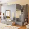 Lastetoa narivoodid trepi, panipaiga, sahtlitega 90x200 | E-pood Tootemaailm Hall lastetoa narivoodi trepi, panipaiga ja sahtlitega, voodis pehmed mänguasjad, hele puitpõrand ja pastelsed toonid taustal.