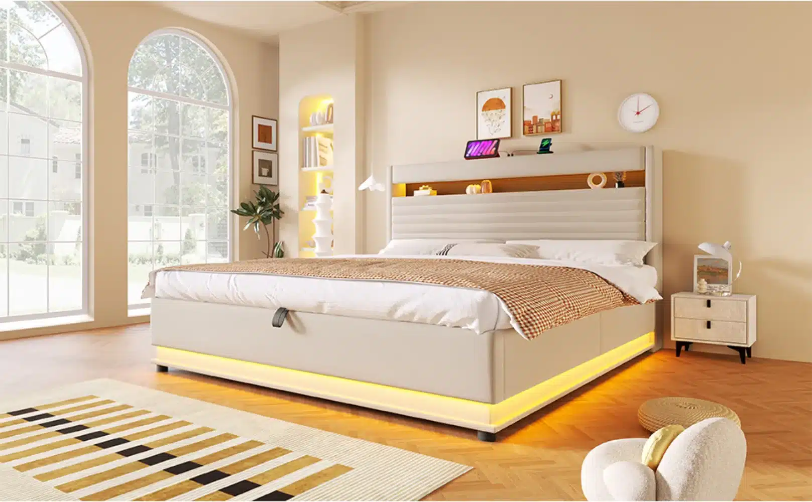 Polsterdatud voodi 180x200 cm, LED ja USB-C laadimine, helebeežis kattes helendava LED-valgustusega ja integreeritud USB-C laadimispesaga hele toonitud magamistoas.