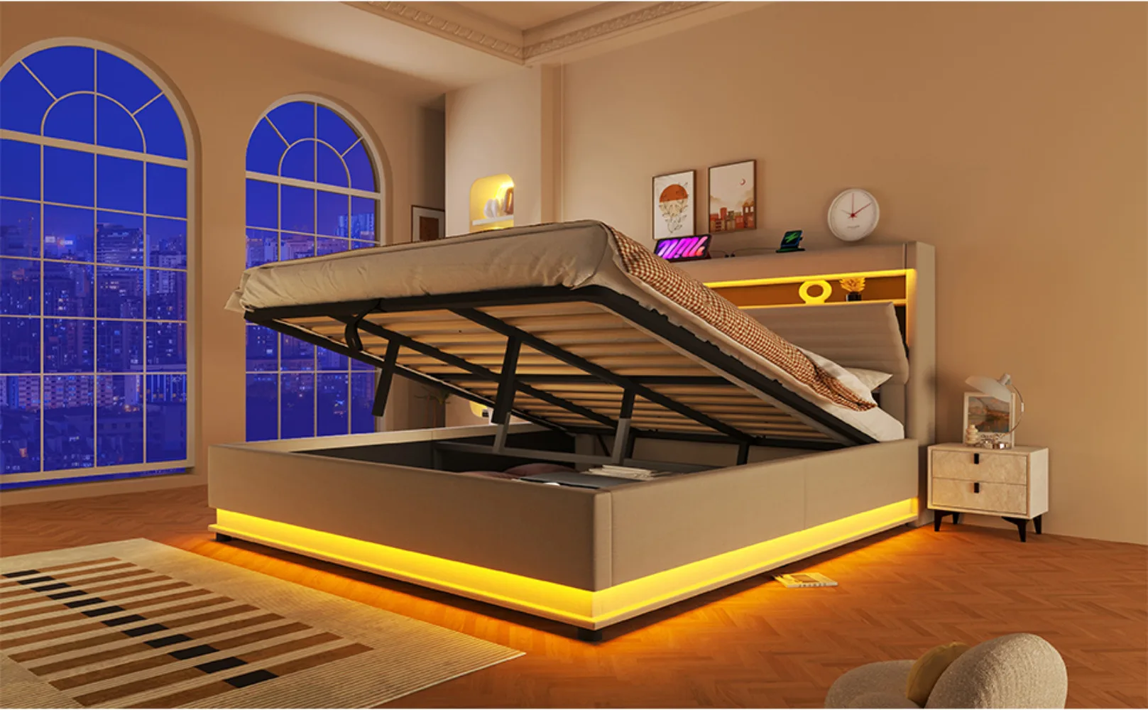 Elegantne polsterdatud voodi mõõtudega 180x200 cm, sisaldades LED-valgustust ja USB-C laadimisvõimalust. Voodi on üles tõstetud, et näidata mahukaid hoiustamisvõimalusi. Taustal on suur aknad ja maitsekas sisustus.