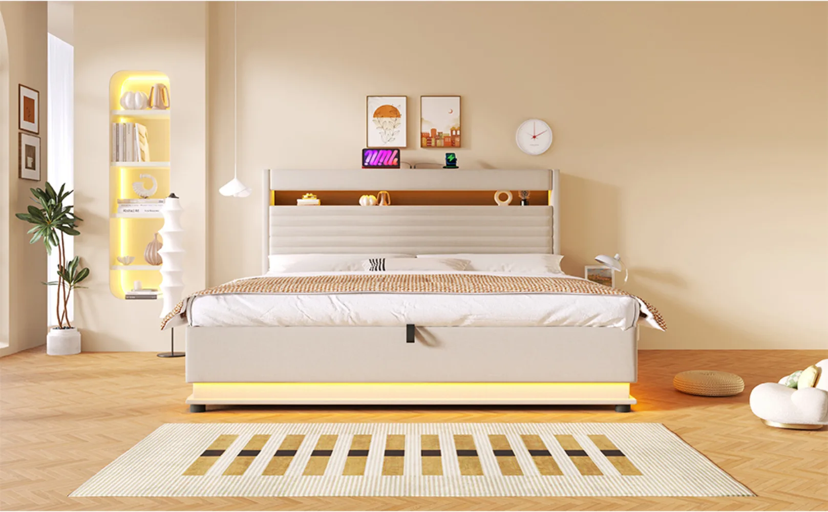 Elegantses magamistoas paiknev polsterdatud voodi suuruses 180x200 cm, millel on LED-valgustus ja USB-C laadimisvõimalus. Taustal on hele sein, minimalistlikud kaunistused ja valgustatud riiul.
