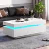 Diivanilaud LED-valgustusega, 2 sahtlit, valge, kõrgläige | E-pood Tootemaailm Valge kõrgläikega diivanilaud LED-valgustusega, millel on kaks sahtlit. Laud asub moodsa elutoa interjööris, taustal must diivan ja roheline taim. Peal mõned dekoratiivesemed ja kellaaja näidik.