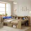 L-kujuline lastetoa voodi LED-iga, kirjutuslaud, riiulid, sahtlid | E-pood Tootemaailm L-kujuline lastetoa voodi koos LED-valgustusega, kirjutuslaud ja mitmed riiulid raamaturiiulitel, dekoratiivne puitmaterjal valgustatud taustal, mänguasjad ja aksessuaarid voodi kõrval.