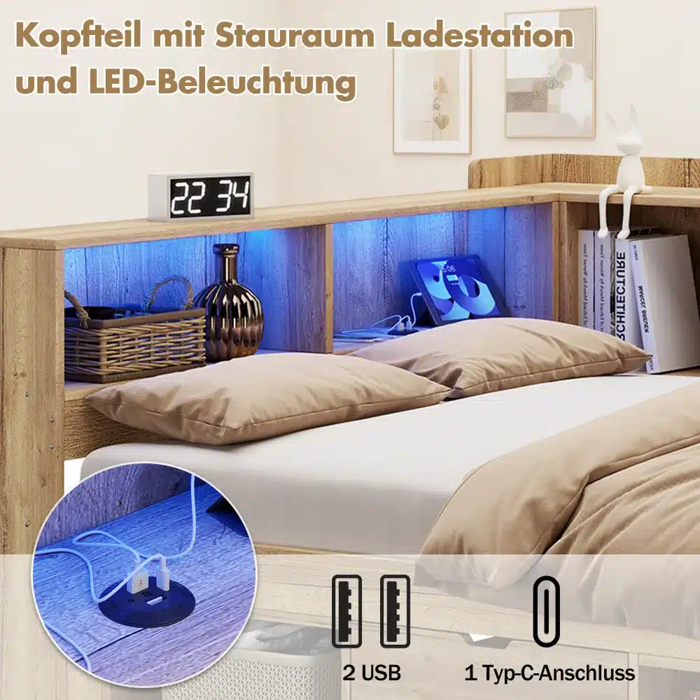 Pildil on L-kujuline lastetoa voodi, mis on varustatud LED-valgustuse, kirjutuslaua, riiulite ja sahtlitega. Voodi materjal on hele puit ning taustal on näha beežid seinad ja dekoratiivpildid. Voodi peatsi alumises osas on hoiuruum, kus on USB-laadimisjaam.