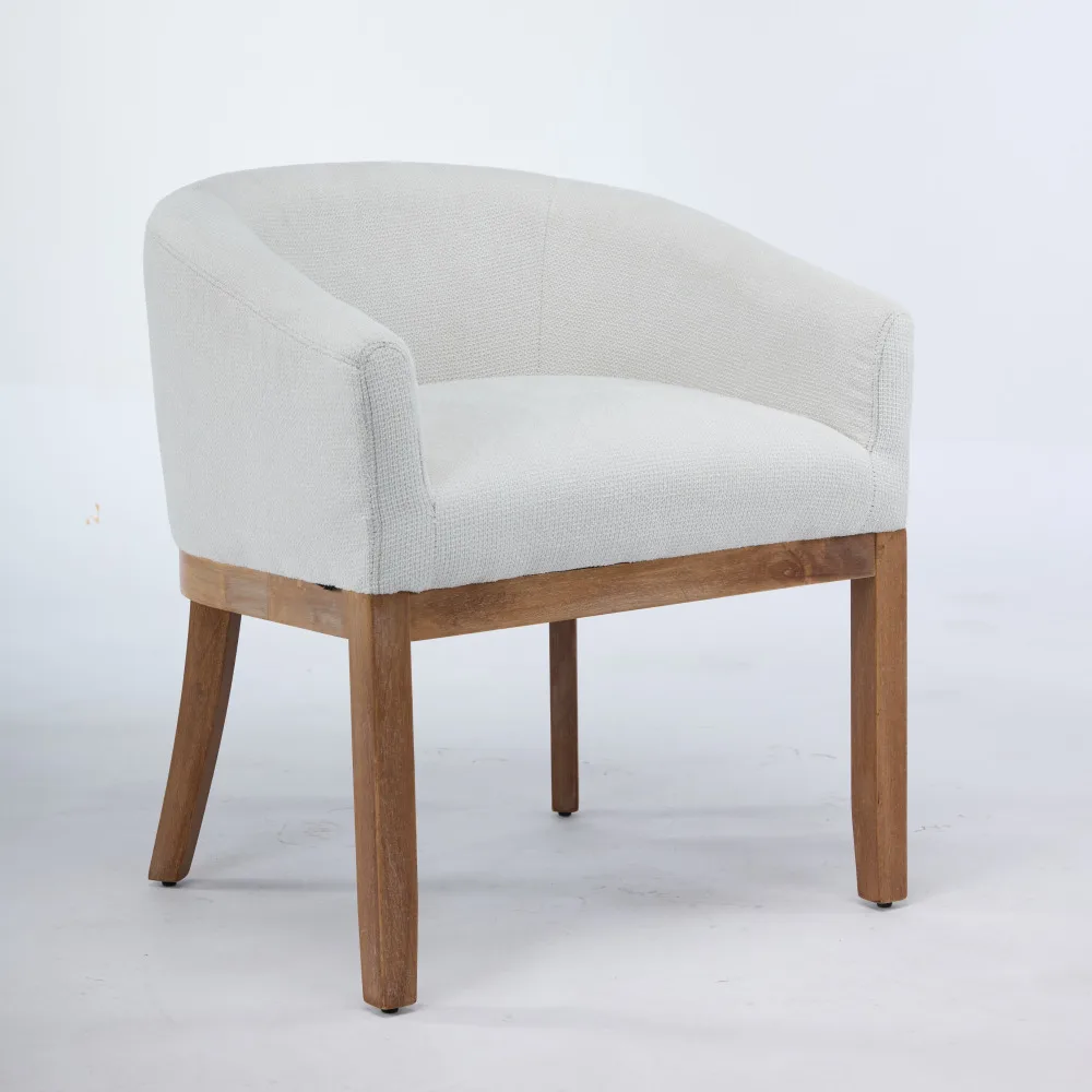 Linane beež söögitool täispuidust raamiga, elegantne disain heledal taustal.