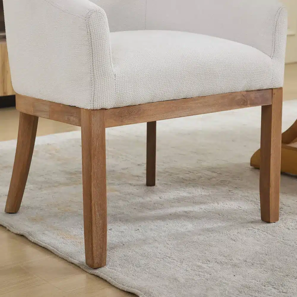 Elegantselt kujundatud kvaliteetne söögitool linane beež värvitoonis, millel on tugevat täispuidust raam, paigutatud pehme vaiba peale helges ruumis.