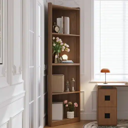 Nurgariiul pähklipruun MDF, kõrge ja stabiilne 180 cm | E-pood Tootemaailm Nurgariiul pähklipruun MDF, kõrge ja stabiilne 180 cm, asetatud valgusküllasesse elutuppa. Riiul on mitmete dekoreerivate esemete ja raamatutega ning sobitub ideaalselt kõrge laega ruumi heledate seintega taustal.