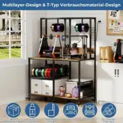 Metallist 3D printeri alus ratastega, mis mahutab kaks printerit ja mitmeid filamendirulle. Alusel on must raam ja see asub avaras kontoriruumis akna lähedal, mille kaudu paistab rohelus.