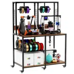 Metallist 3D printeri alus ratastega, mahutab kahele printerile, täis erinevaid filamente ja karpe ketaste jaoks, kontrastsete puidust riiulite ja musta raamiga.