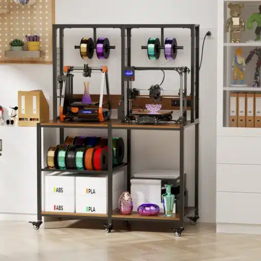 3D printeri alus ratastega kahele printerile metallist | E-pood Tootemaailm 3D printeri alus ratastega kahele printerile metallist, millel paiknevad 3D printerid ja erinevad filamendid. Taustal on kontorimööbel heledas ruumis, mis loob professionaalse töökeskkonna.
