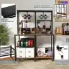 3D printeri alus ratastega kahele printerile metallist | E-pood Tootemaailm Metallist 3D printeri alus ratastega, millel on kaks printerit, lisariiulid filamentide hoidmiseks ja korrosioonikindel terasraam. Alus asub valgusküllases kontoriruumis puidust põrandal, kõrval asetsevad dekoratiivsed esemed ja dokumendikastid.