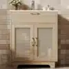 Hele niiskuskindel vannitoakapp koos keraamilise valamu ja vintage punutud uste detailiga pruunikate plaatide taustal.
