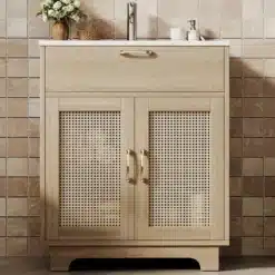 Hele niiskuskindel vannitoakapp koos keraamilise valamu ja vintage punutud uste detailiga pruunikate plaatide taustal.