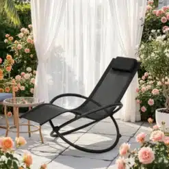 Musta värvi kiikuv lamamistool elegantse disainiga aias, ümbritsetud õitsvate rooside ja valge kardina poolt raamitud ruumis.