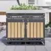 Pügikast istutuskastiga, ventilatsiooniga, lukustatav. | E-pood Tootemaailm Stiilne ja funktsionaalne pügikast istutuskastiga, ventilatsiooniga ja lukustatav. Kaks ust, mis on valmistatud puiduimitatsioonist paneelidest, koos halli metallraamiga. Taustal on kaasaegne terrass ja lilled istutuskastis.