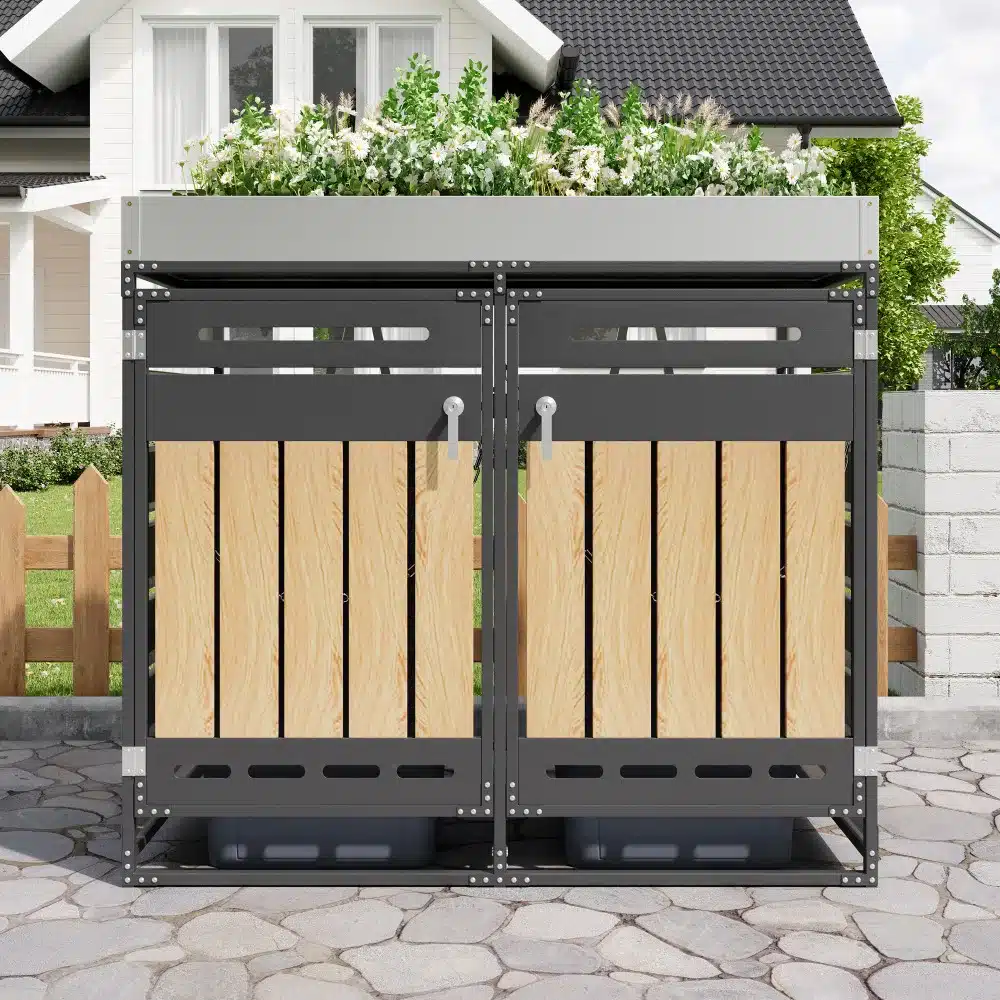 Pügikast istutuskastiga, ventilatsiooniga, lukustatav, halli ja puidutooni detailidega ning lilled kasvasid peal istutuskastis, asetatud kiviplokist maapinnale.