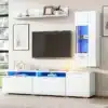 Valge kõrgläikega elutoa TV-komplekt LED-valgustusega, millel on elegantne seinakapp ja madal kummut. Taustal hele sein ja kaasaegne interjöör.