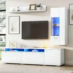 Valge kõrgläikega elutoa TV-komplekt LED-valgustusega, millel on elegantne seinakapp ja madal kummut. Taustal hele sein ja kaasaegne interjöör.