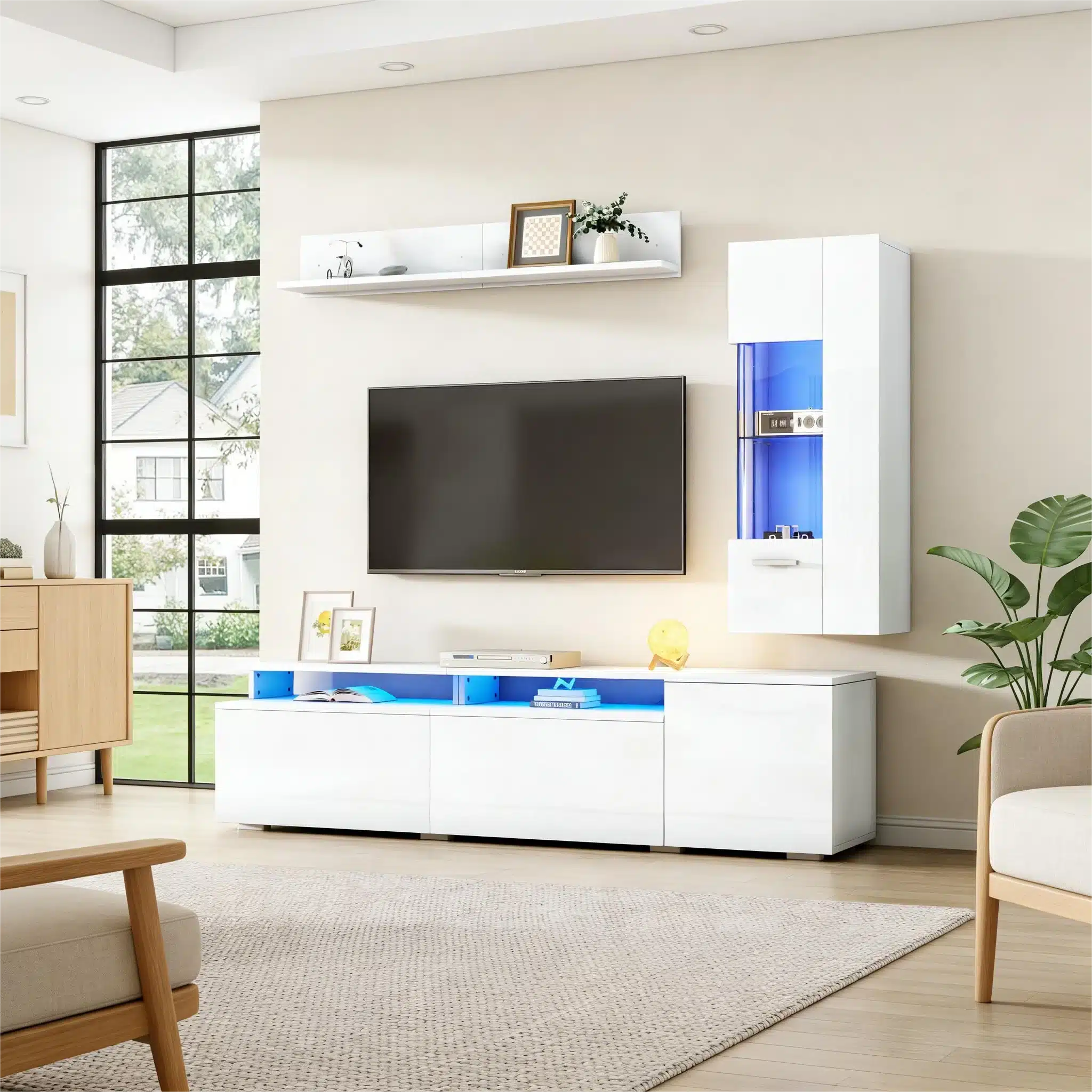 Elutoas olev valge kõrgläikega TV-elutoa komplekt, millel on LED-valgustus, elegantsete joonte ja kaasaegse disainiga. Komplekti kuulub suur televiisor, aluskapp ja seinapealne riiul, mille taustal on hele sein ja suured aknad.