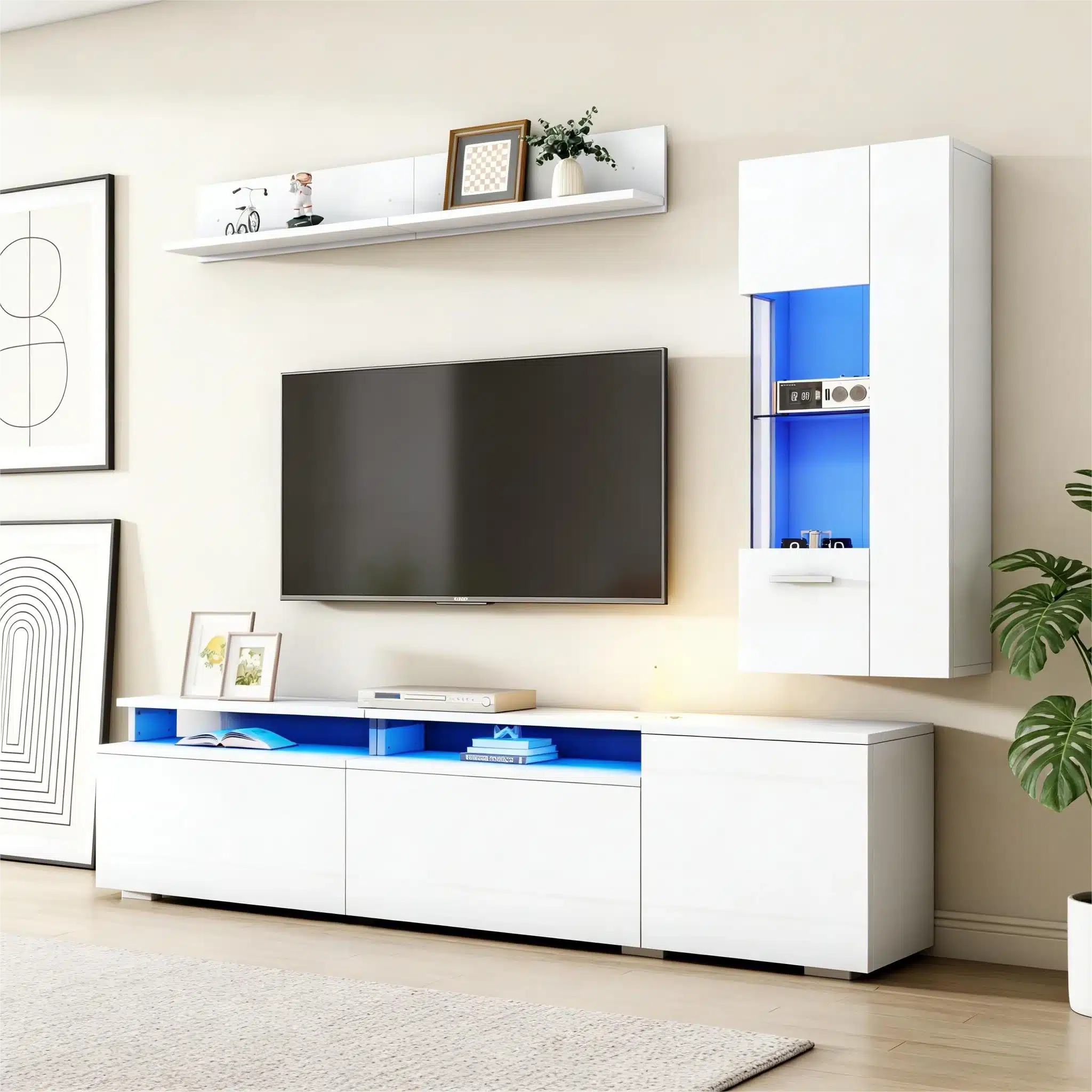 Valge kõrgläikega TV-elutoa komplekt LED-valgustusega sisaldab lamedate pindadega kappe, siniselt helendavat LED-paneeli ja modernset disaini. Taustaks on beež sein, dekoratiivsed pildid ja toataimed, mis loovad stiilse ja kaasaegse atmosfääri.