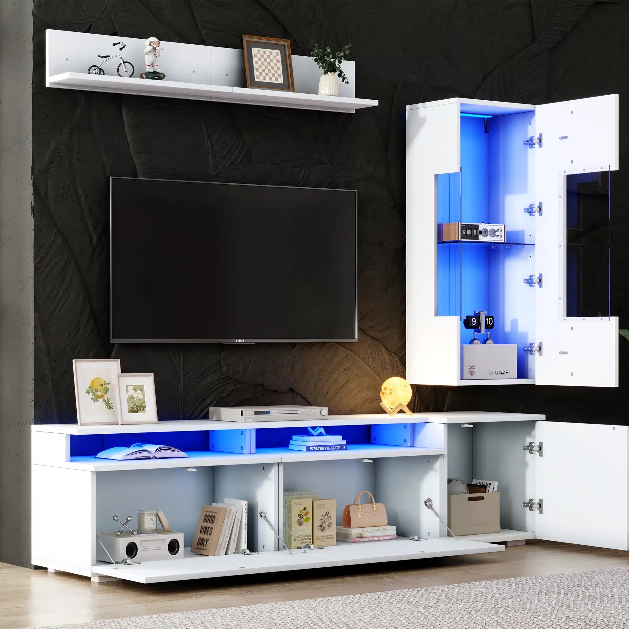 Valge kõrgläikega TV-elutoa komplekt, mis sisaldab LED-valgustusega kappe ja riiuleid, paikneb kaasaegses elutoas musta tekstuuriga seina taustal. Komplekti listen on TV, dekoratiivsed elemendid ja nüüdisaegne helisüsteem.