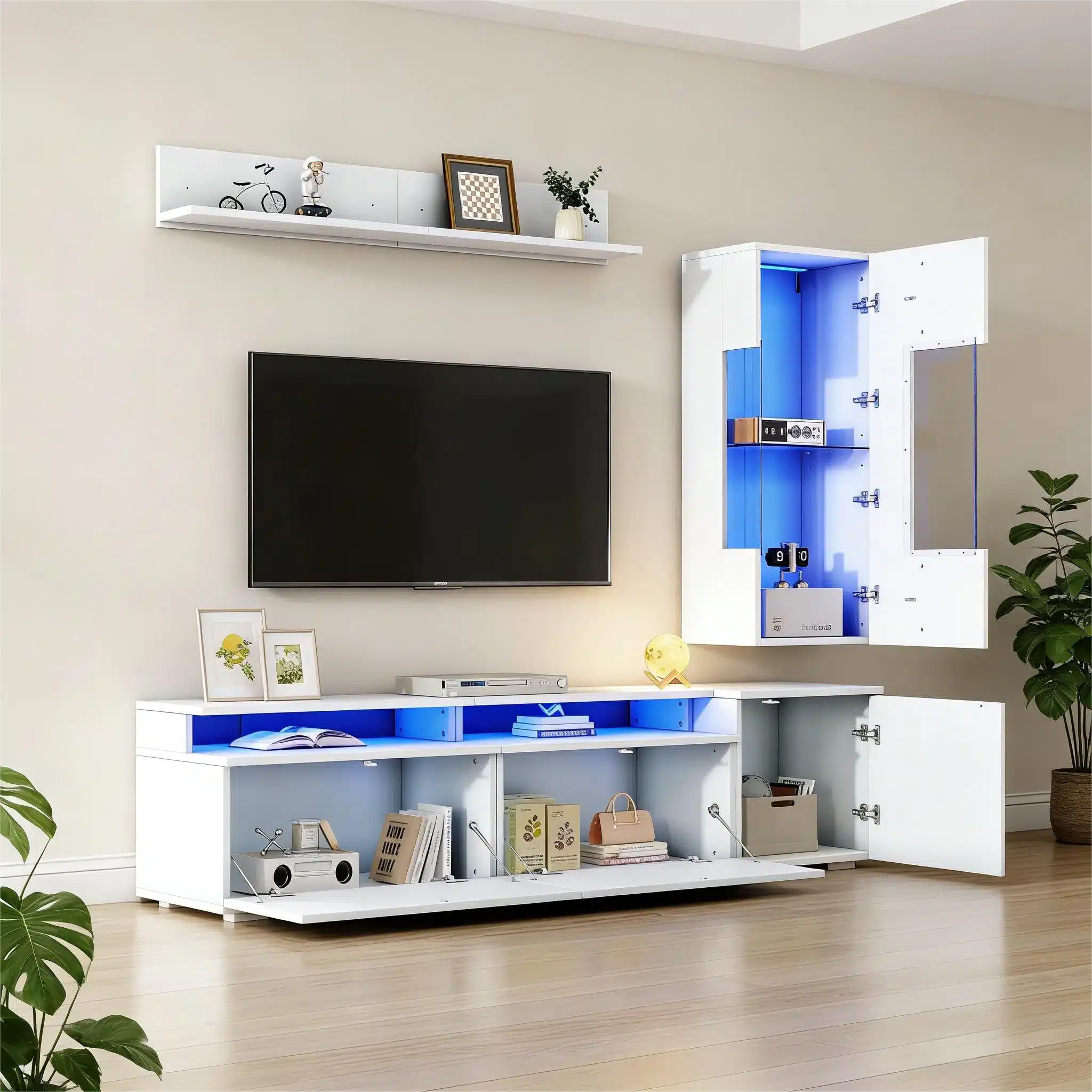 Valge kõrgläikega TV-elutoa komplekt LED-valgustusega, mis sisaldab seinakappide ja madala aluse kombinatsiooni koos LED-efektvalguse ja dekoratiivsete aksessuaaridega heledal puitparketiga taustal.