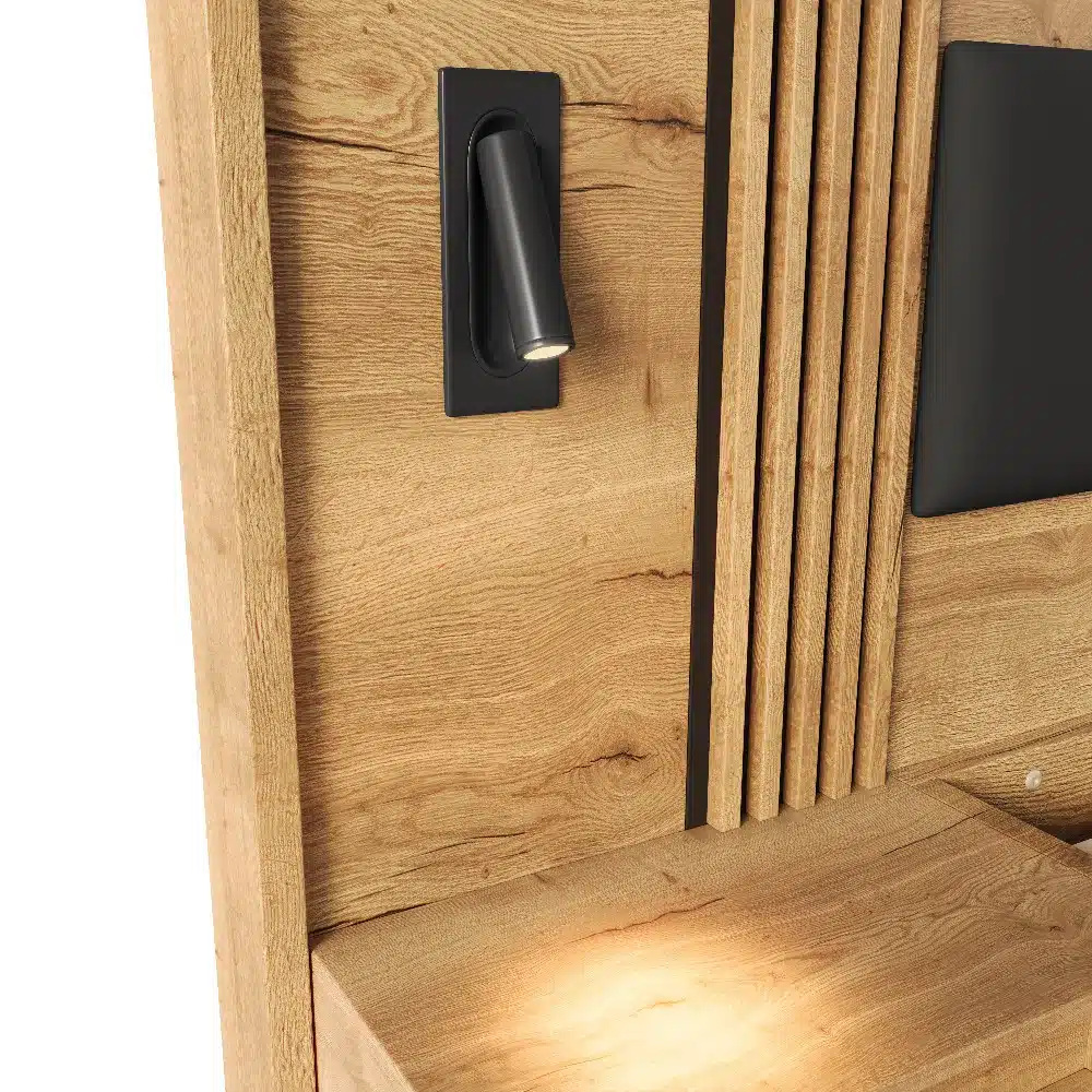 Puidust kaheinimesevoodi kõrval asuv integreeritud must lugemislamp, soe puidutoon ja elegantne disainisein. Lamp loob mugava lugemiskeskkonna voodi kõrval.