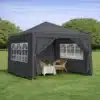 Pop up aiatelk 3x3m veekindel UV50+ | E-pood Tootemaailm Pop up aiatelk 3x3m veekindel UV50+ avatud kujul rohelisel murul, musta värvi ja läbipaistvate akendega, esiplaanil väike laud ja toolid.